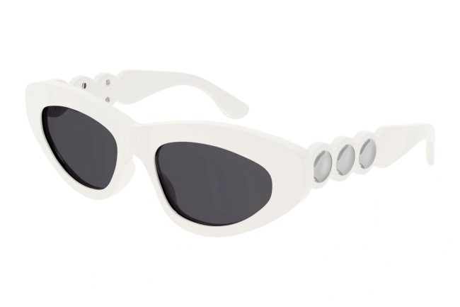 Les lunettes de soleil blanches sont stylées et cool.