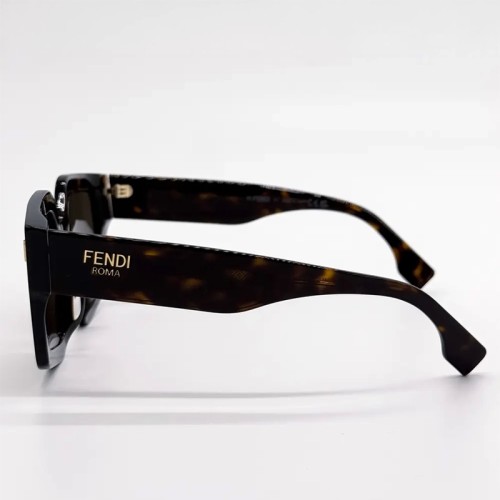 Fendi FE40162F - 52E - 54 Lunettes de soleil Havane foncé Angulaire