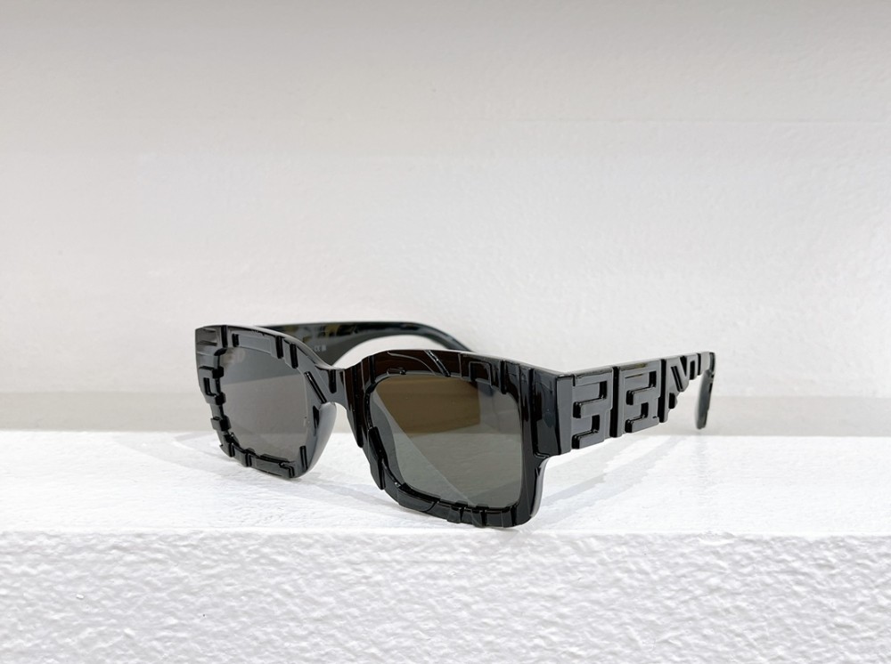 Fendi FE40104I - 01C - 50 Lunettes de soleil Noir Angulaire