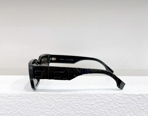 Fendi FE40104I - 01C - 50 Lunettes de soleil Noir Angulaire